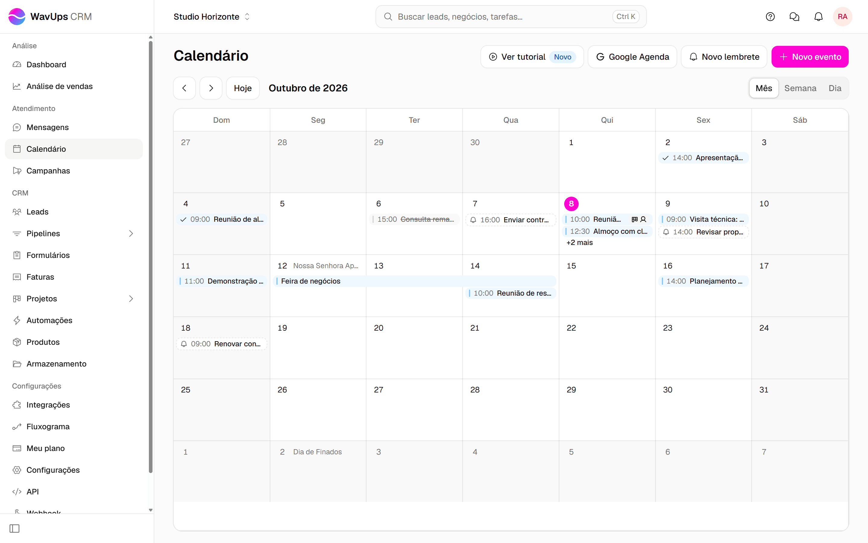 Tela do Calendário em visão de mês com o botão Novo evento destacado no canto superior direito.