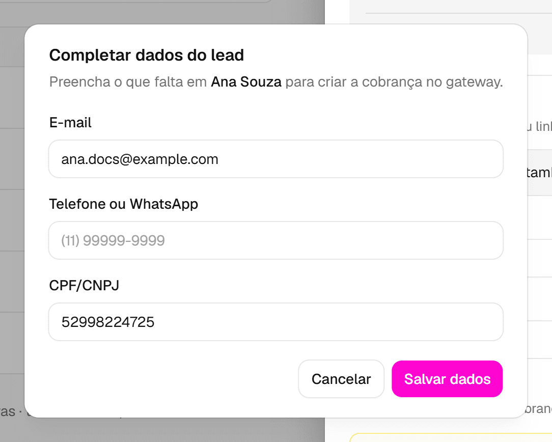 Janela Completar dados do lead com os campos CPF/CNPJ, e-mail e telefone e o botão Salvar dados.