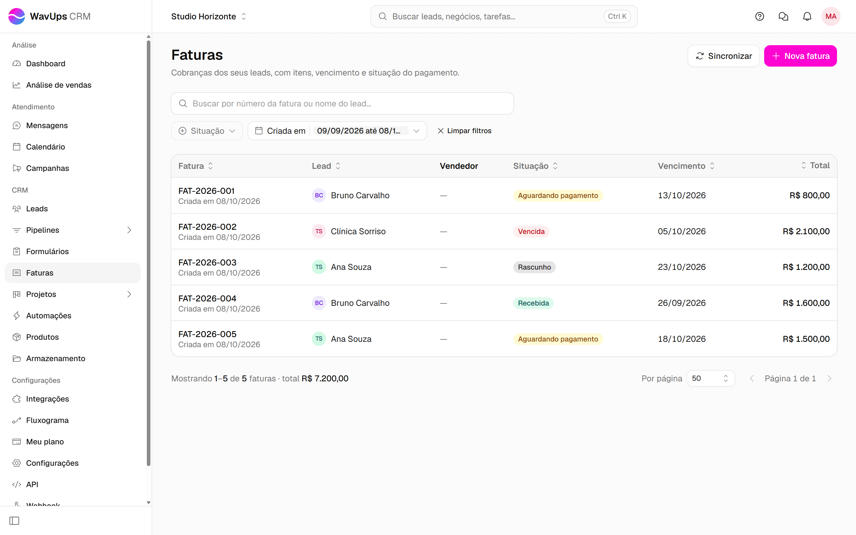 Lista de faturas com a fatura aguardando pagamento destacada.