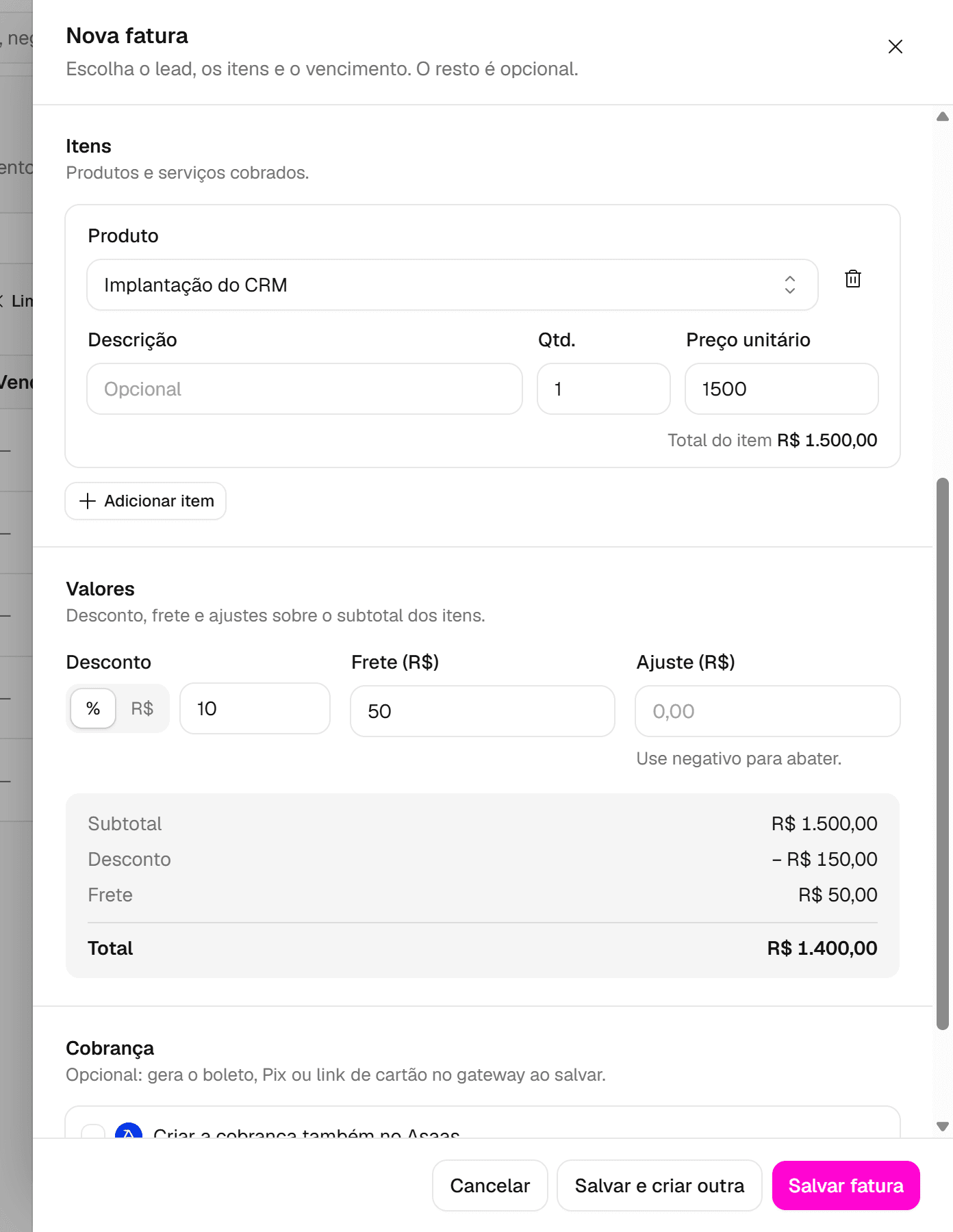Seção Itens do painel Nova fatura com um item do produto Implantação do CRM, quantidade, preço unitário e descrição.