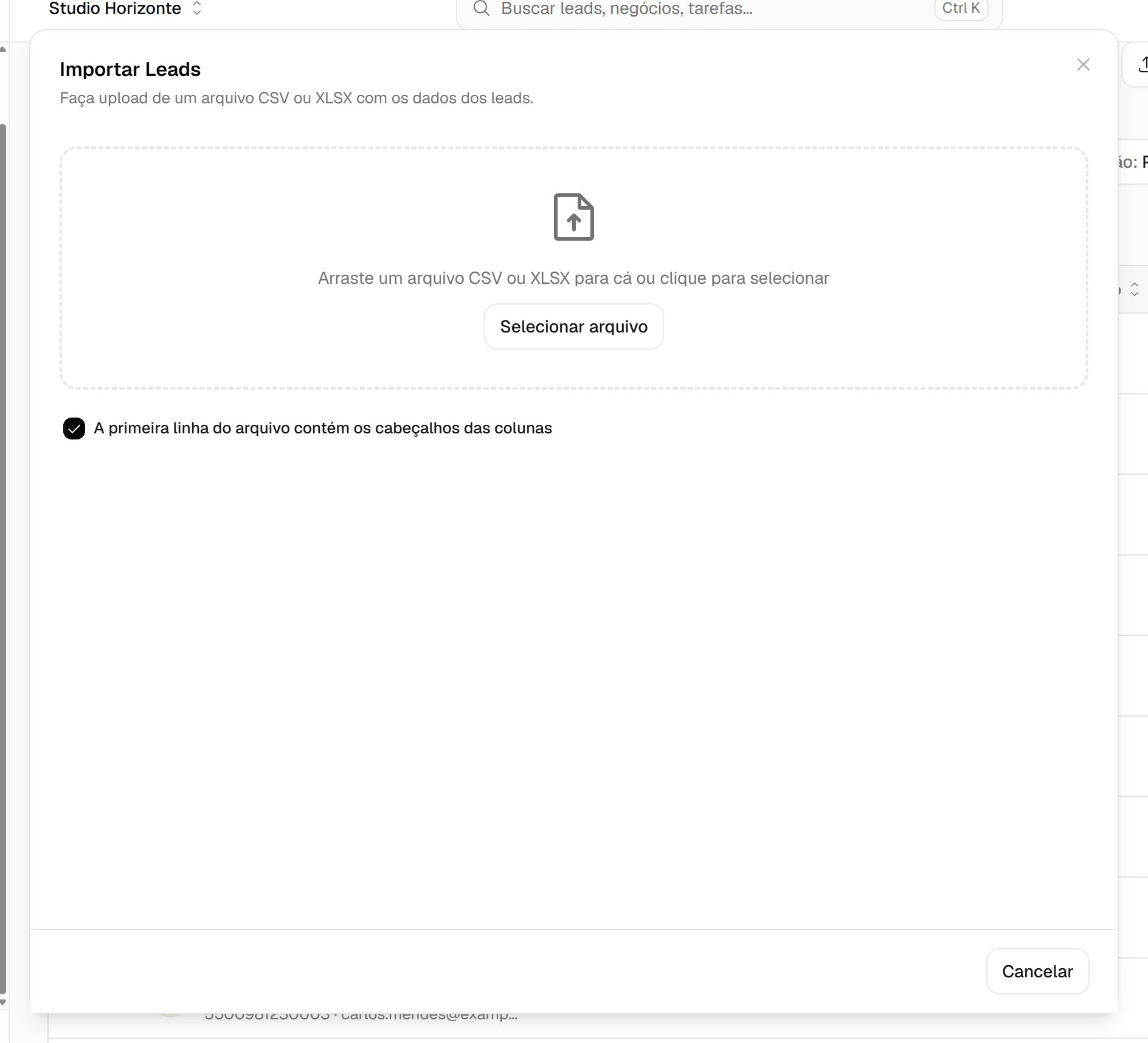 Janela Importar Leads com a área para arrastar o arquivo e o botão Selecionar arquivo destacado.