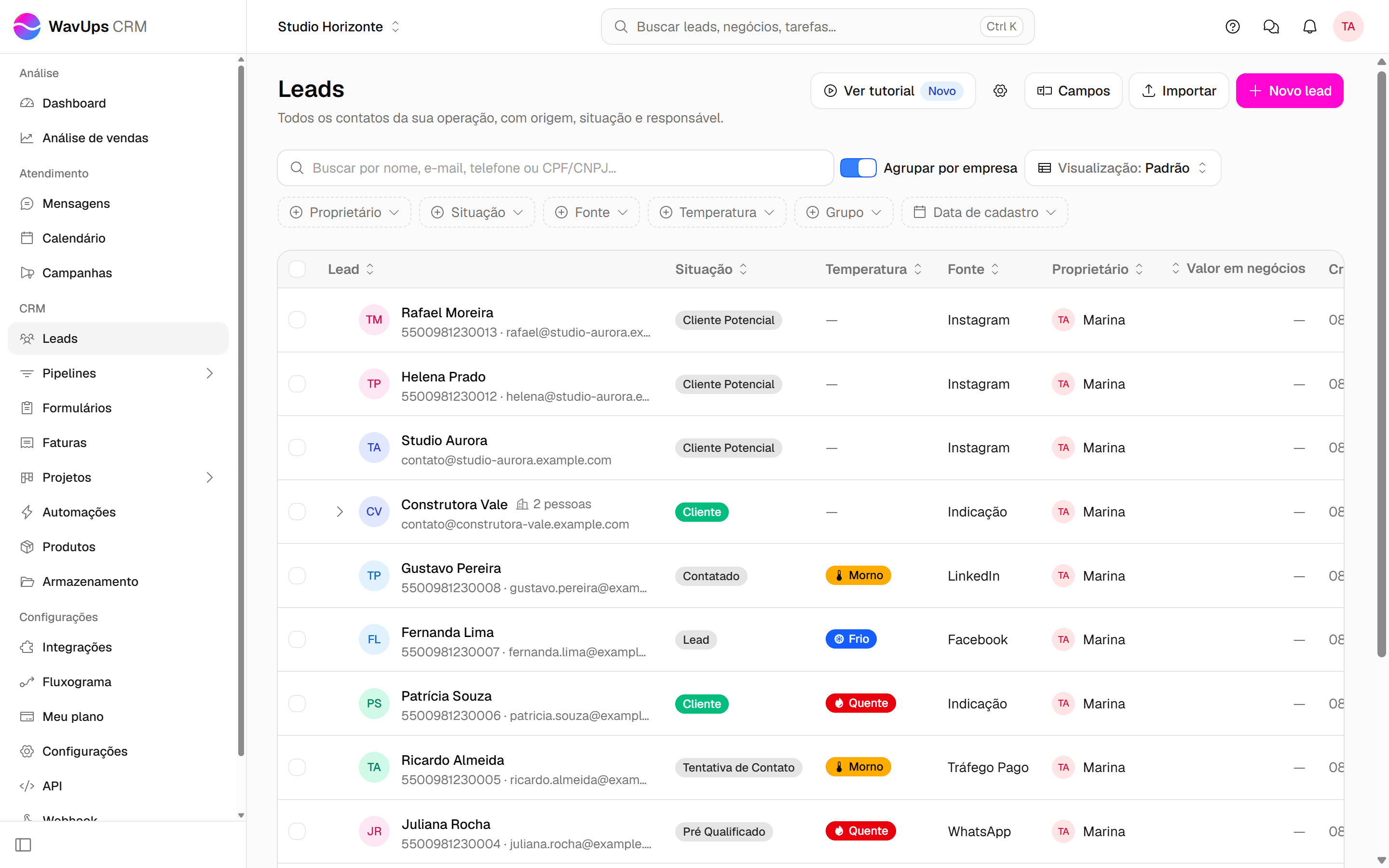 Tela Leads com o botão Importar, ao lado de Novo lead, destacado.