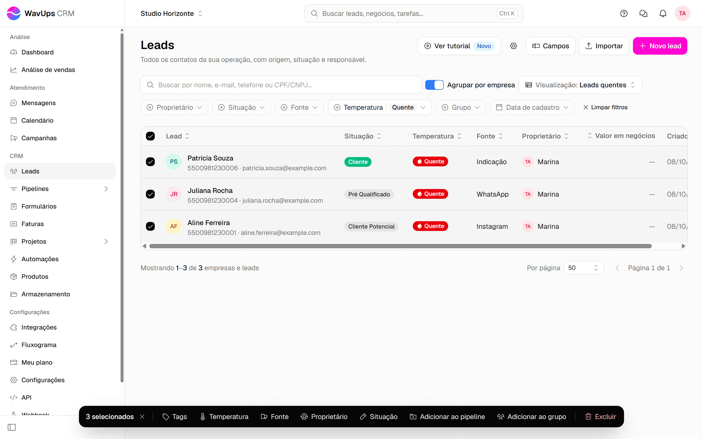 Lista de leads com três leads marcados e a barra escura de ações em massa no rodapé da tela.