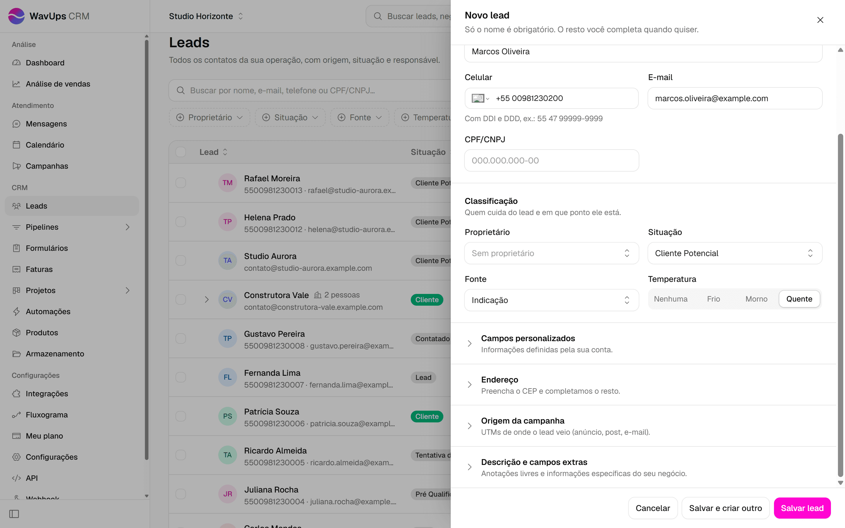 Rodapé do painel Novo lead com os botões Cancelar, Salvar e criar outro e Salvar lead.