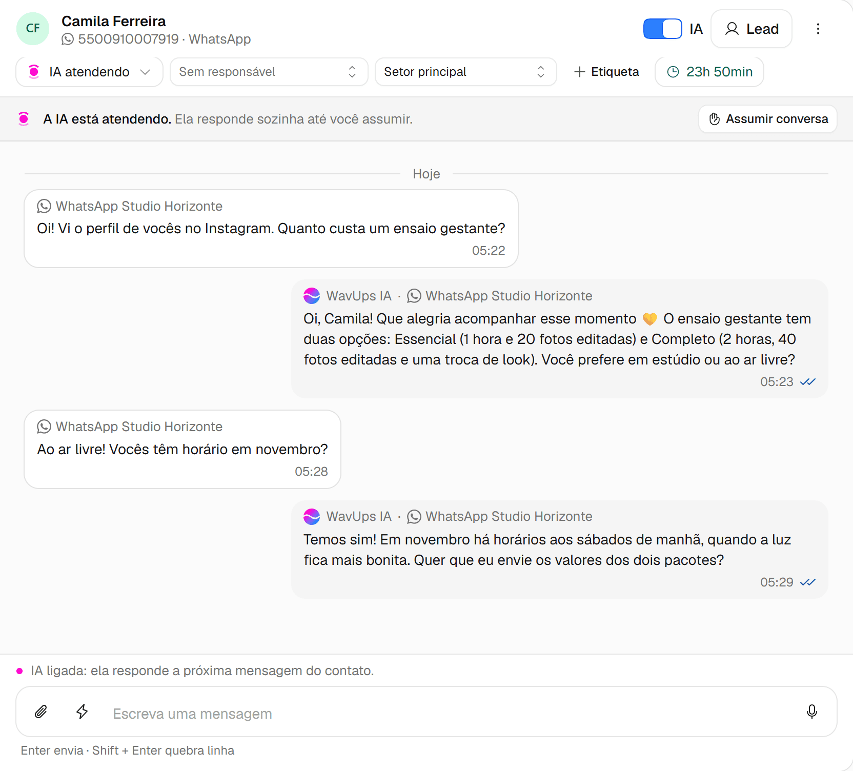 Conversa em que a IA responde uma cliente sobre ensaio gestante, com a faixa A IA está atendendo.