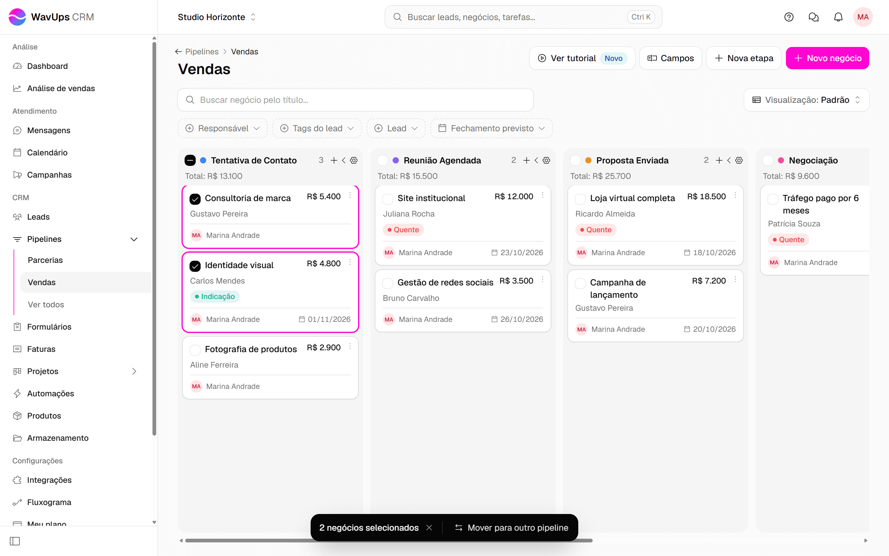 Quadro com dois negócios selecionados e a barra de ações mostrando 2 negócios selecionados e o botão Mover para outro pipeline.