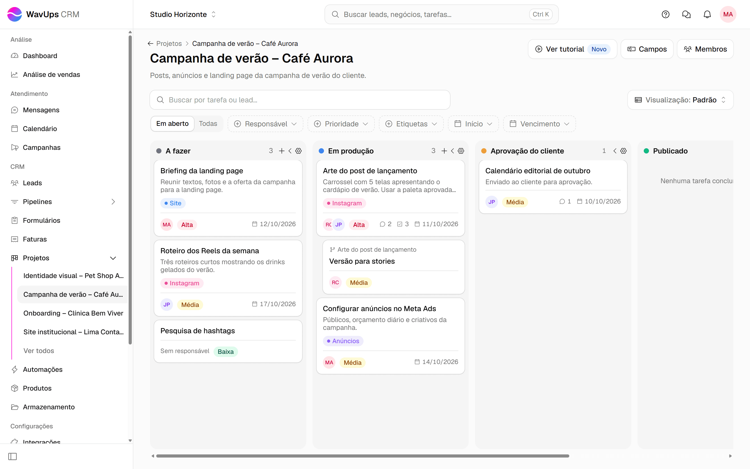 Quadro de projeto com os botões Nova tarefa, Recolher fase e Configurações da fase destacados no topo da primeira coluna.
